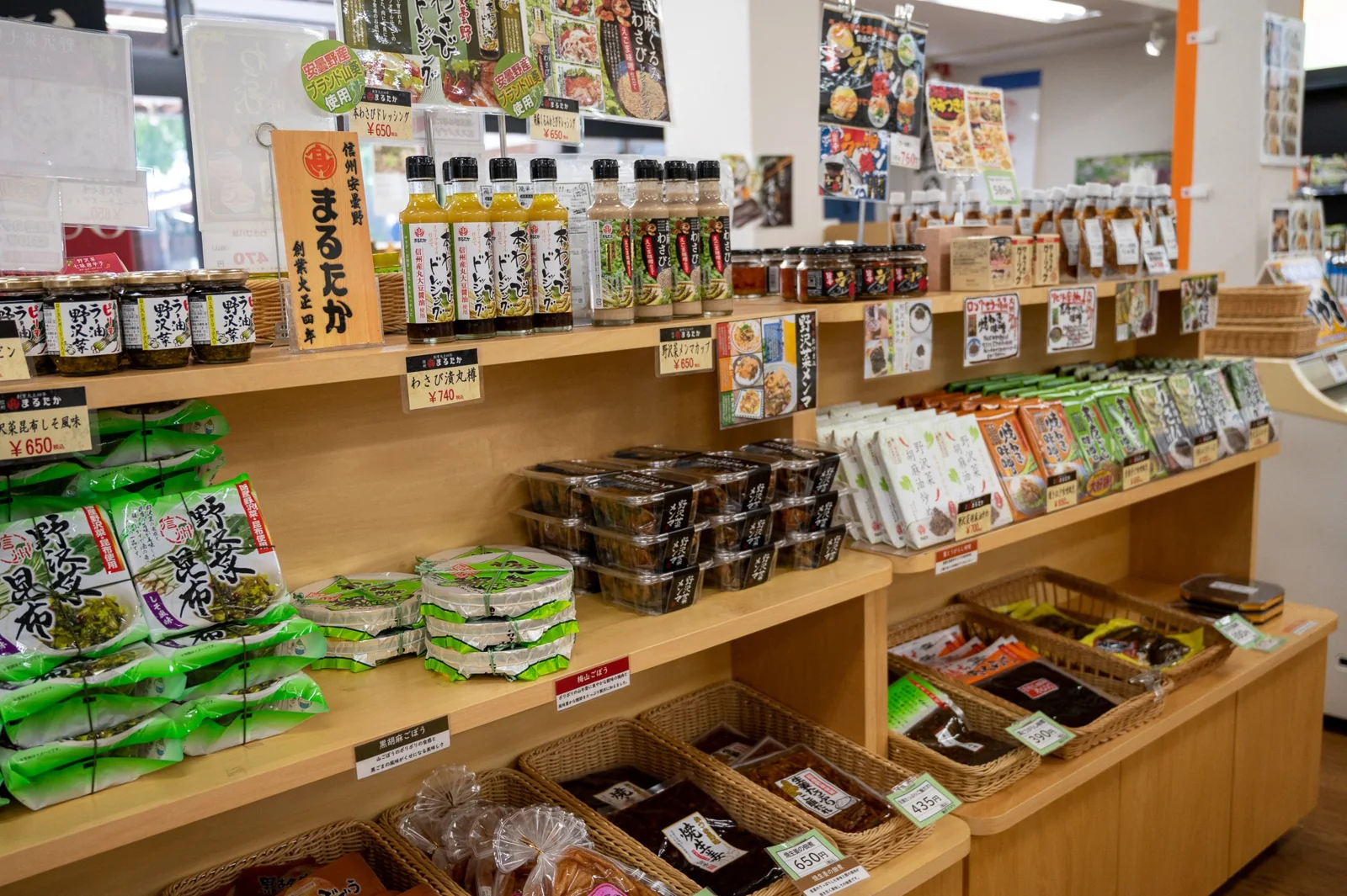 野沢菜やわさび製品、調味料が並ぶ売場
