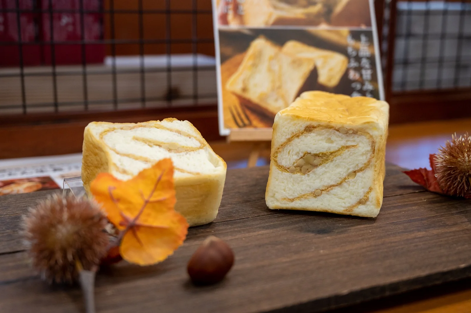 栗きんとん生食パンの断面が見える店頭ディスプレイ