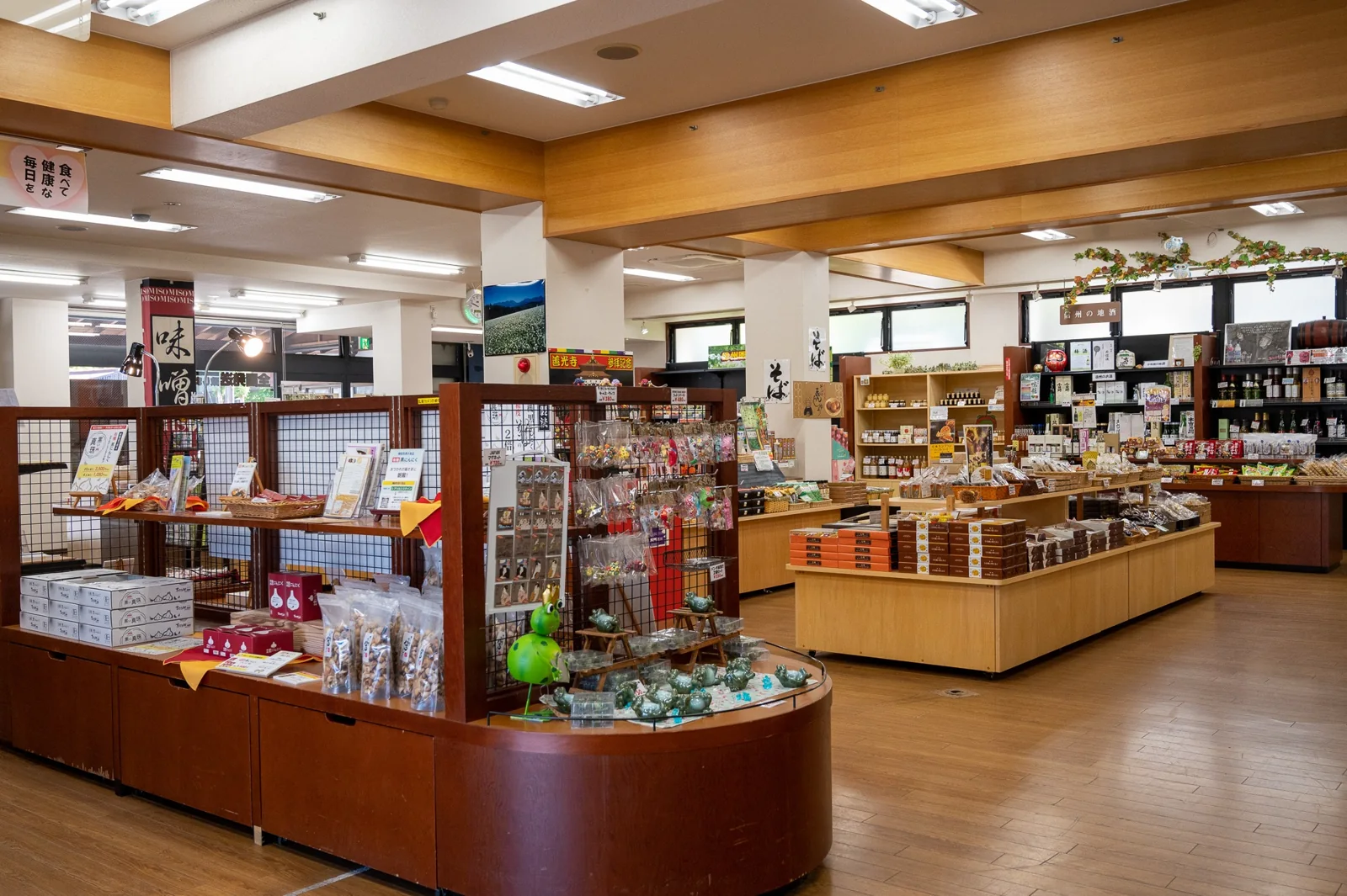 明るい信濃屋の店内とおみやげ売場